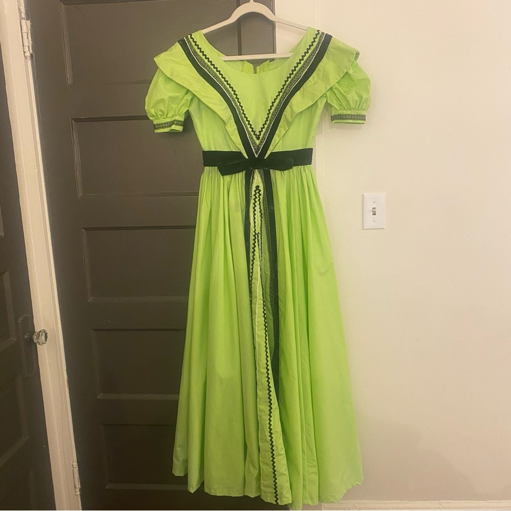 1800s women’s costume dress